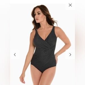 Miraclesuit Women’s Pin Point Oceanus One Piece Black/White, Size 18 MSRP $170